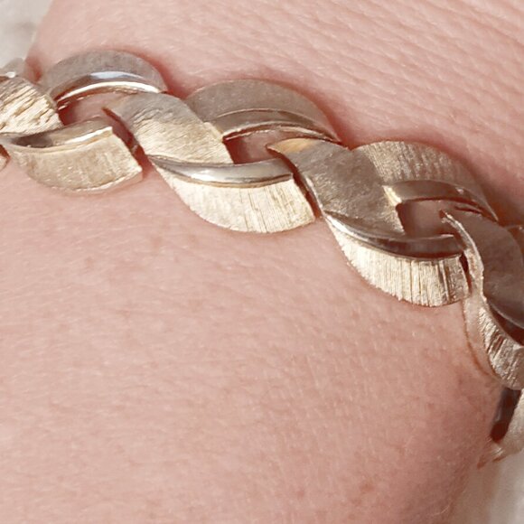 Vintage Elegance! Vintage Crown Trifari Large Link Bracelet - Picture 2 of 7